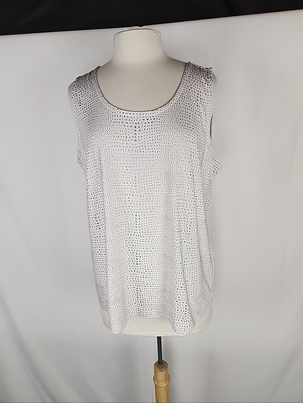 Chico’s Travelers Tank Top Sz 3 XL White Metallic Studded Stretch Travel Chic